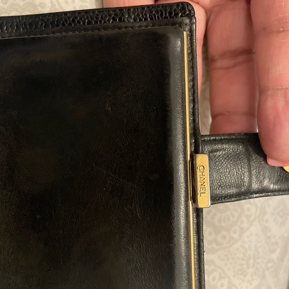 💕CHANEL
Caviar Kisslock Wallet - Picture 9 of 12